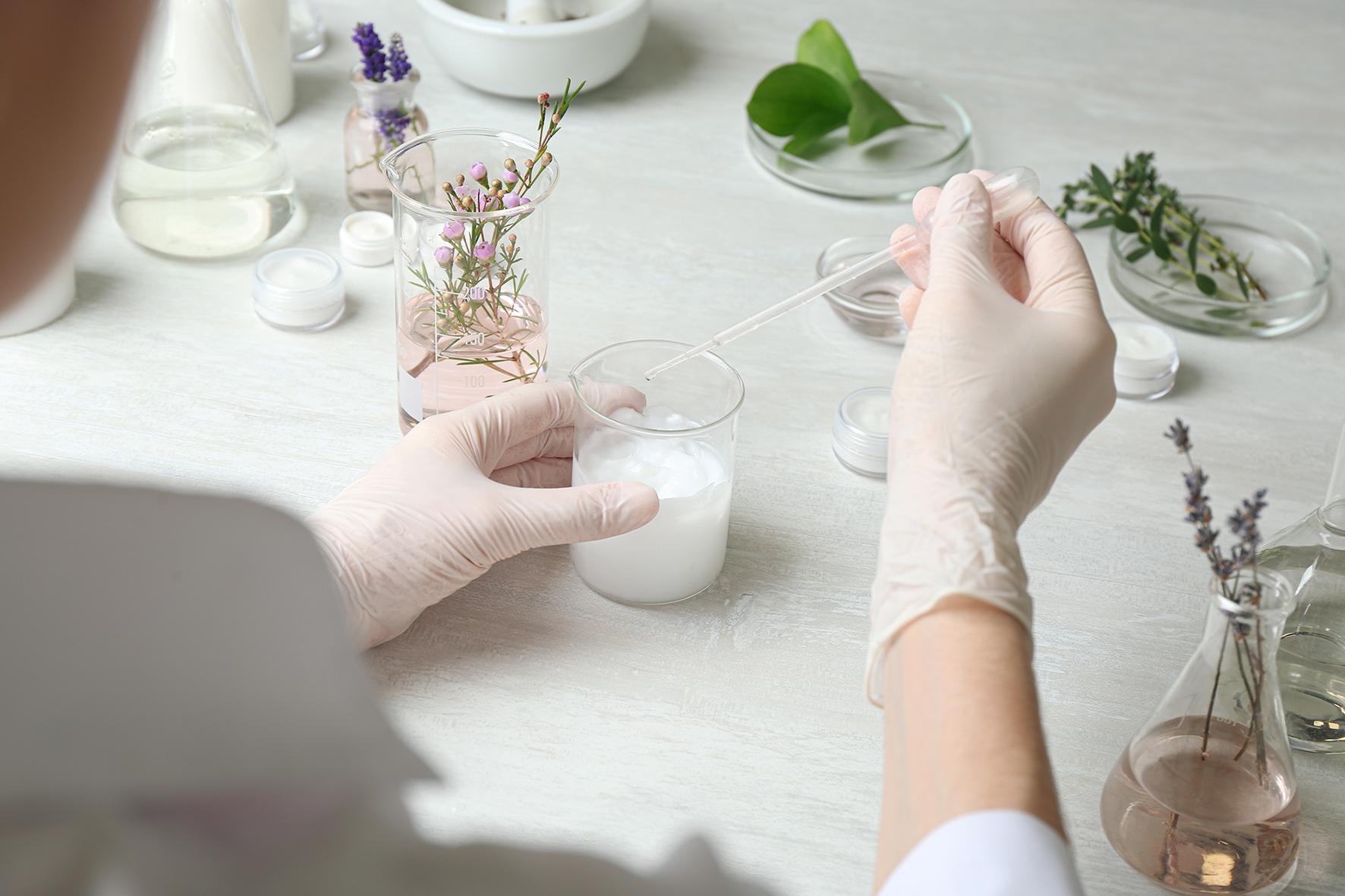 Rolul prebioticelor în acnee: de ce echilibrul microbiomului este la fel de important ca tratamentul